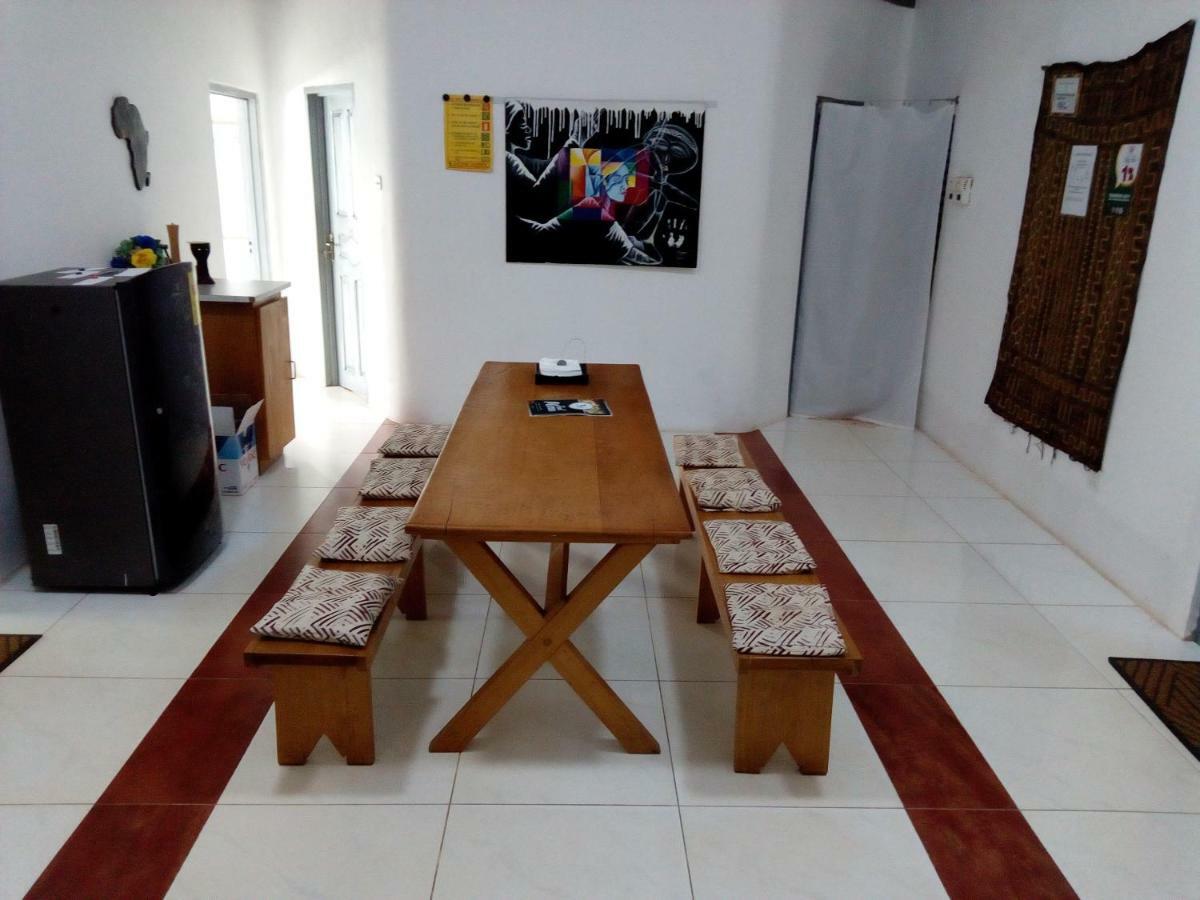 Ezime Guesthouse Accra Ngoại thất bức ảnh